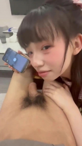 這回信了吧邊給男朋友打電話！邊吃雞吧口交最香了這次可以射你嘴裏面嗎？