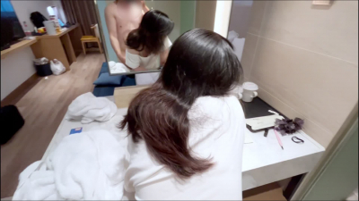 楊先生，我在鏡子前操你老婆的時候她害羞的不敢擡頭
