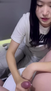 穿耐克的20歲的大學生女友，剛處一個周，對雞吧真的很好奇，全程玩弄