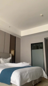 酒店後入未脫衣服的人妻