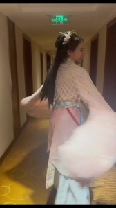 少婦背着丈夫穿着漢服來偷吃