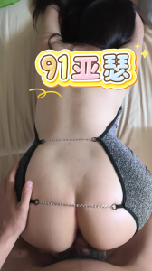 騷妻屁股大到撐斷鏈子，後入打樁