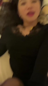 這樣的騷少婦到底哪裏去找啊，油亮黑絲連體服，好想操她